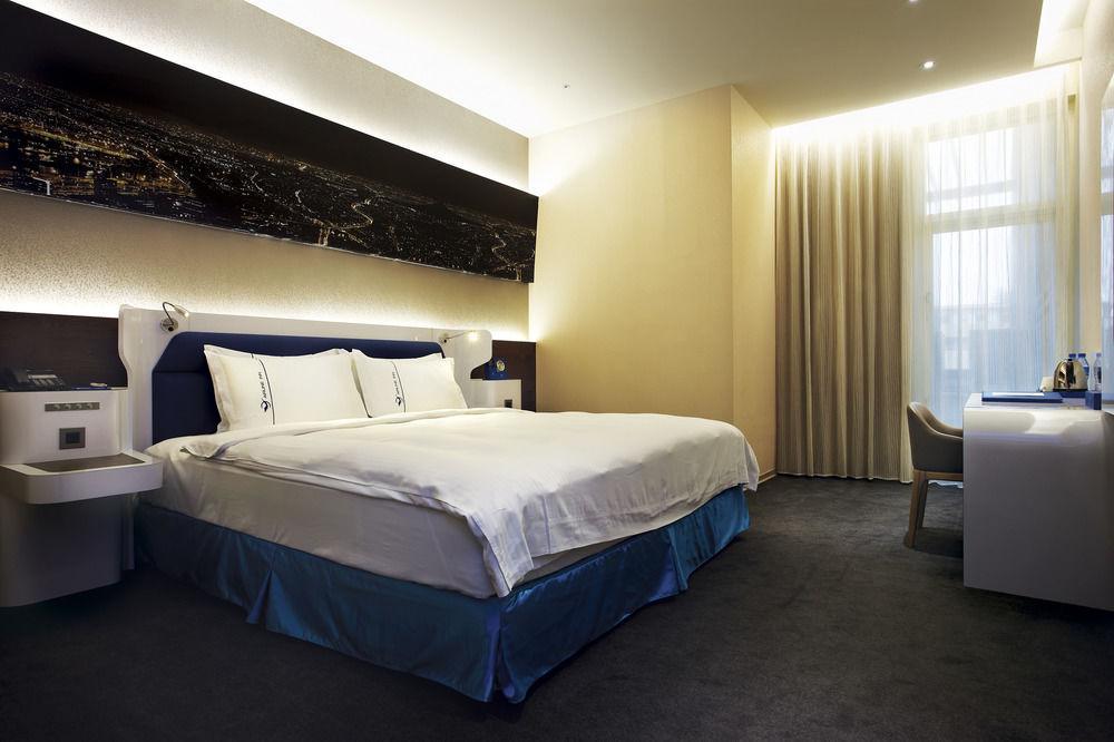 Airline Inn Green Park Way Taichung Bagian luar foto