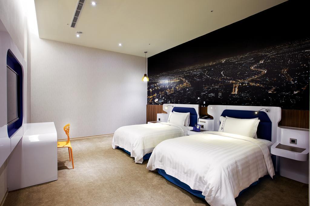 Airline Inn Green Park Way Taichung Bagian luar foto
