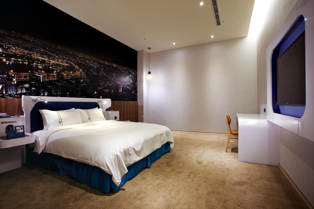 Airline Inn Green Park Way Taichung Bagian luar foto