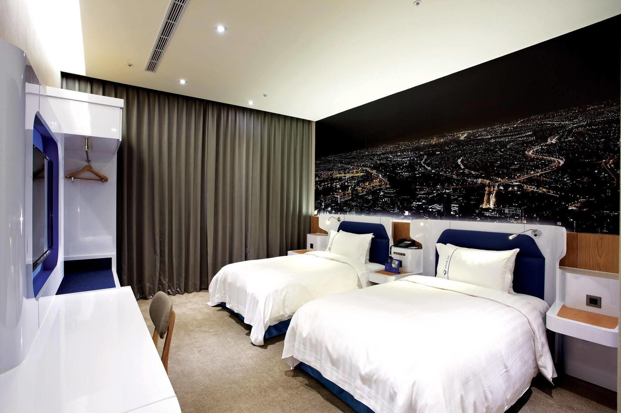 Airline Inn Green Park Way Taichung Bagian luar foto