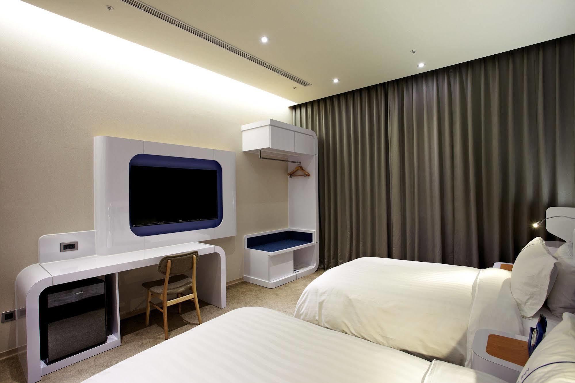 Airline Inn Green Park Way Taichung Bagian luar foto