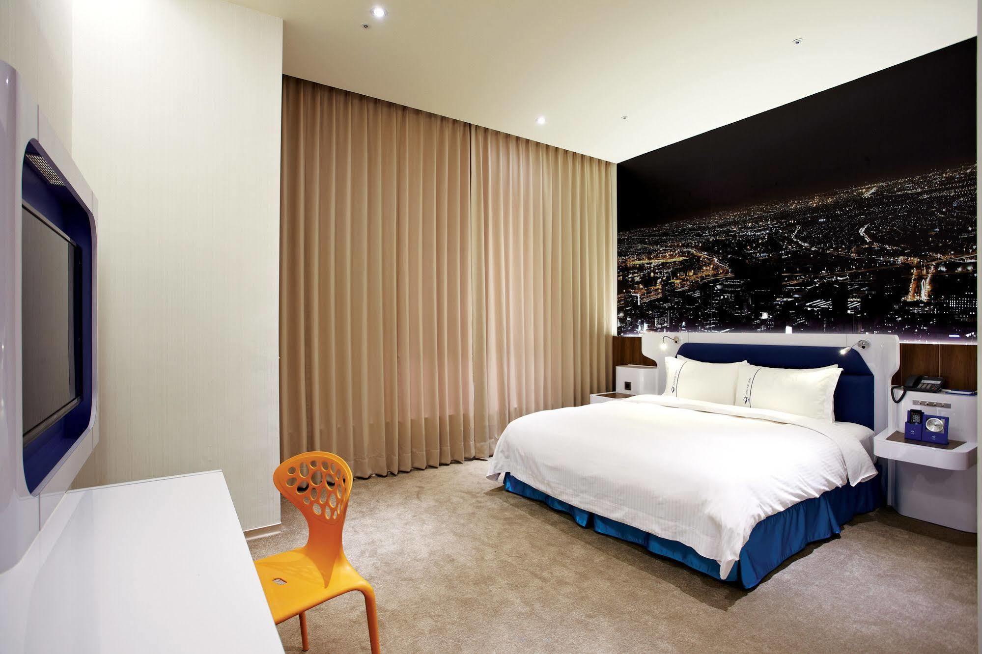Airline Inn Green Park Way Taichung Bagian luar foto